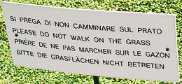 Sign: Please do not walk on the grass. http://www.enjoy-europe.com/DSC0649-PleaseDoNot