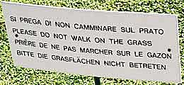 Sign: Please do not walk on the grass. http://www.enjoy-europe.com/home/26-DSC0649-3