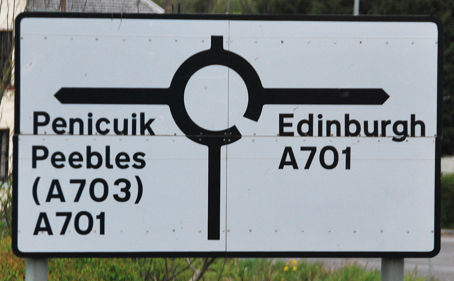 A sign in Scotland indicating that you are about to enter a round about. http://www.enjoy-europe.com/hte/chap18/Chap18images/0220ScotlandTrafficCircle.jpg