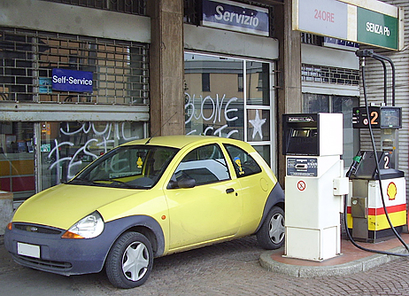 A 24 hour self serve gas station near Monza, Italy. http://www.enjoy-europe.com/hte/chap18/Chap18images/P1080383Italian24HourGasStation.jpg